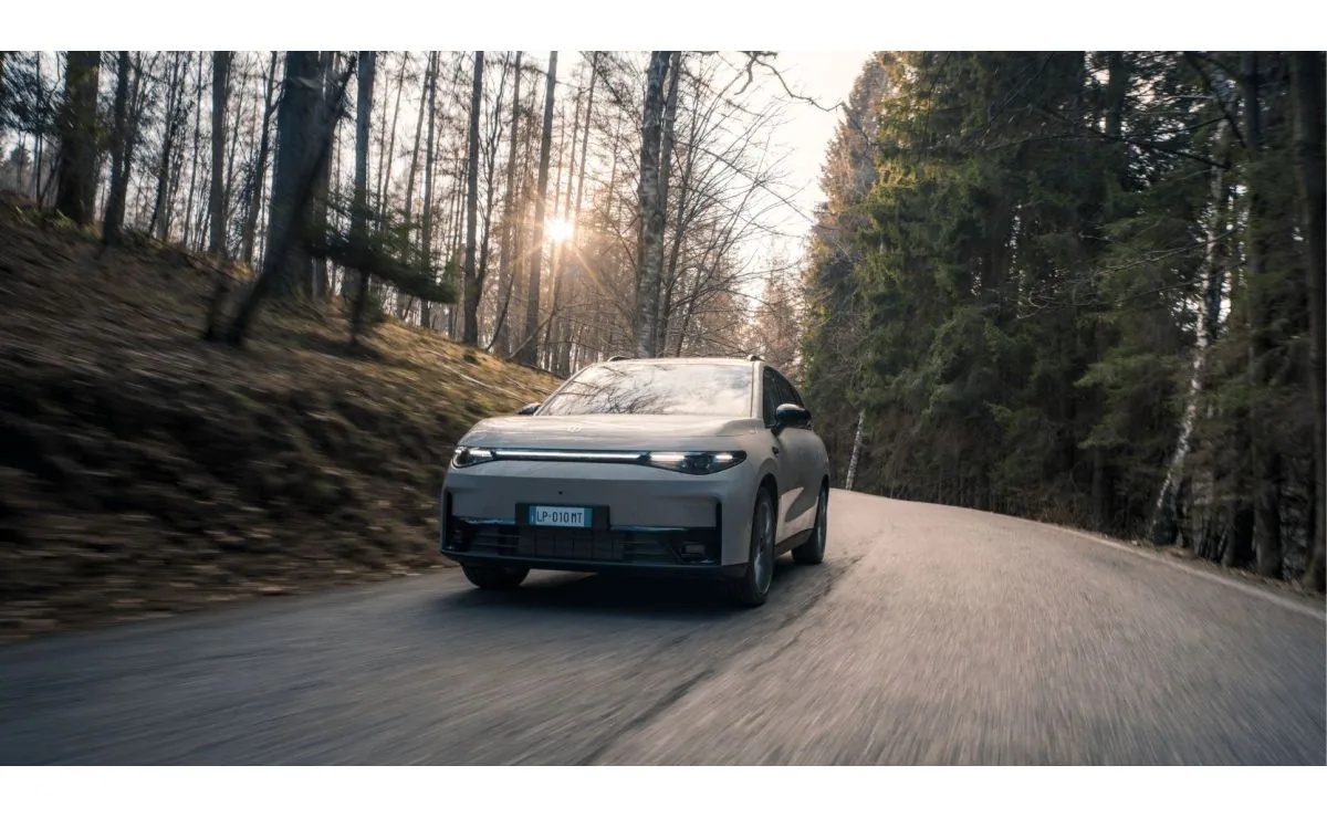 Leapmotor C10 des Modelljahrs 2027 auf einer Waldstraße