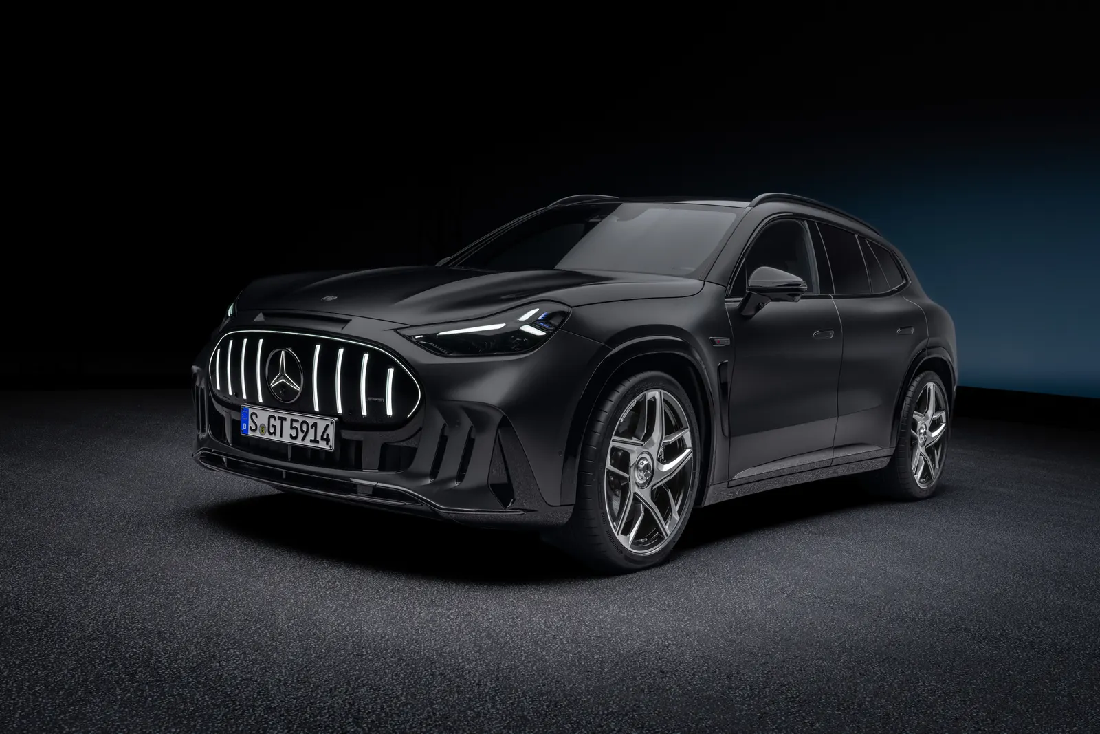 Mercedes-AMG GT 55 SUV in dunkelgrauer Lackierung in der Front-Dreiviertelansicht