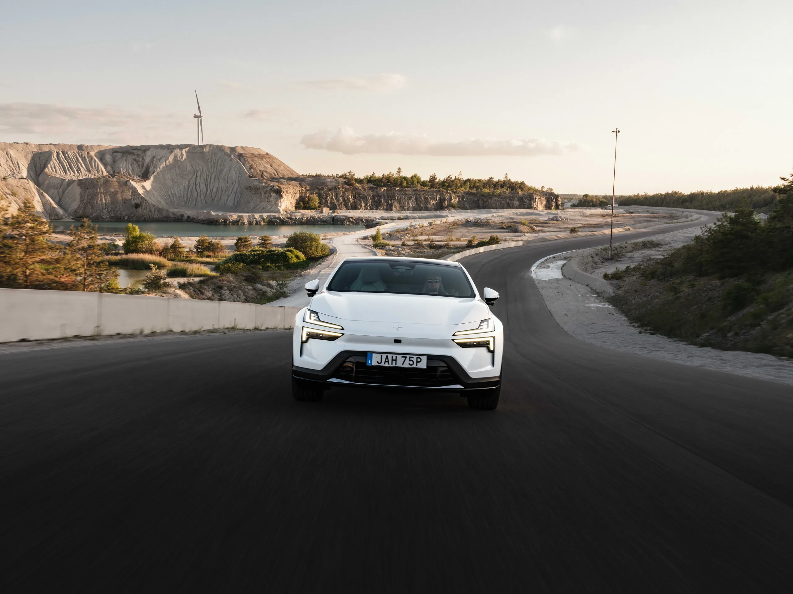 Weißer Polestar 4 Coupé in Frontansicht