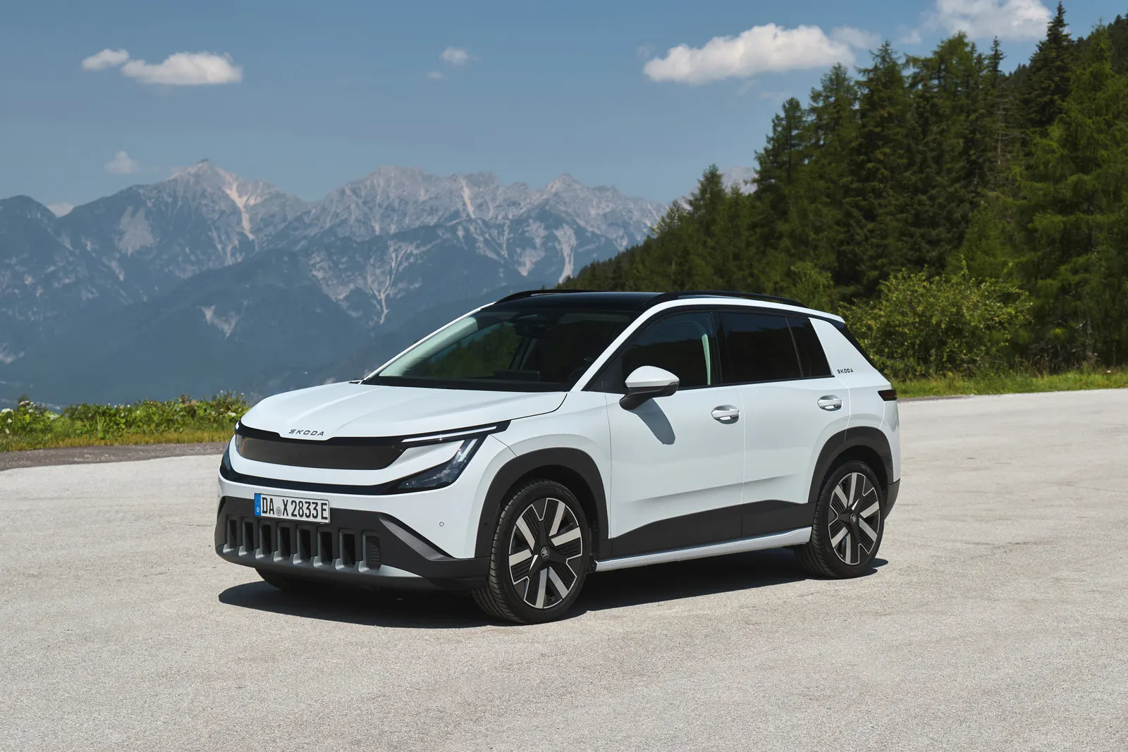 Weißer Škoda Epiq vor Bergkulisse; abgebildetes Fahrzeug mit abweichender Ausstattung gegenüber Easy