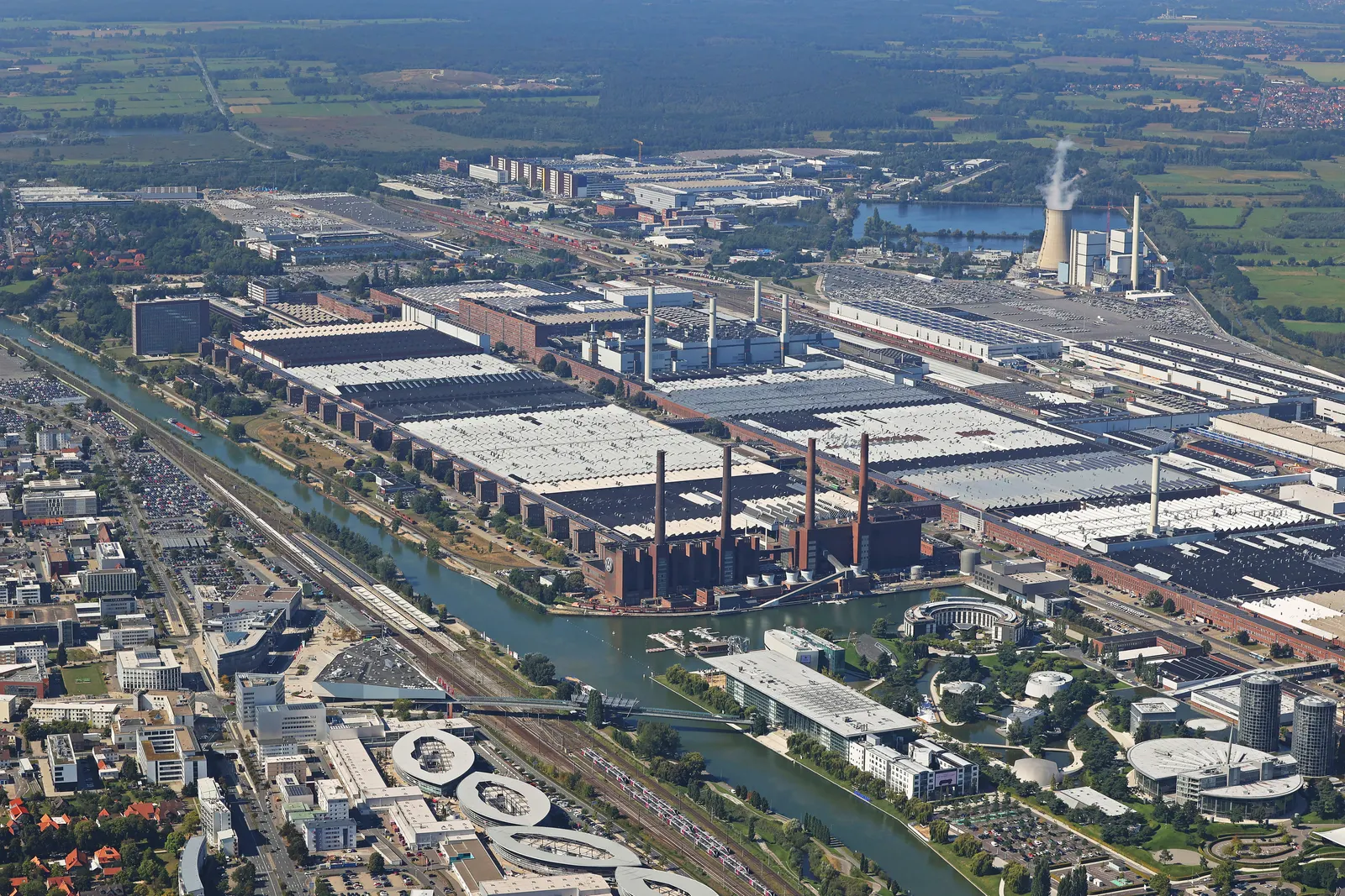 Luftaufnahme des Volkswagenwerks Wolfsburg mit Werkhallen und Kraftwerk – Archivbild