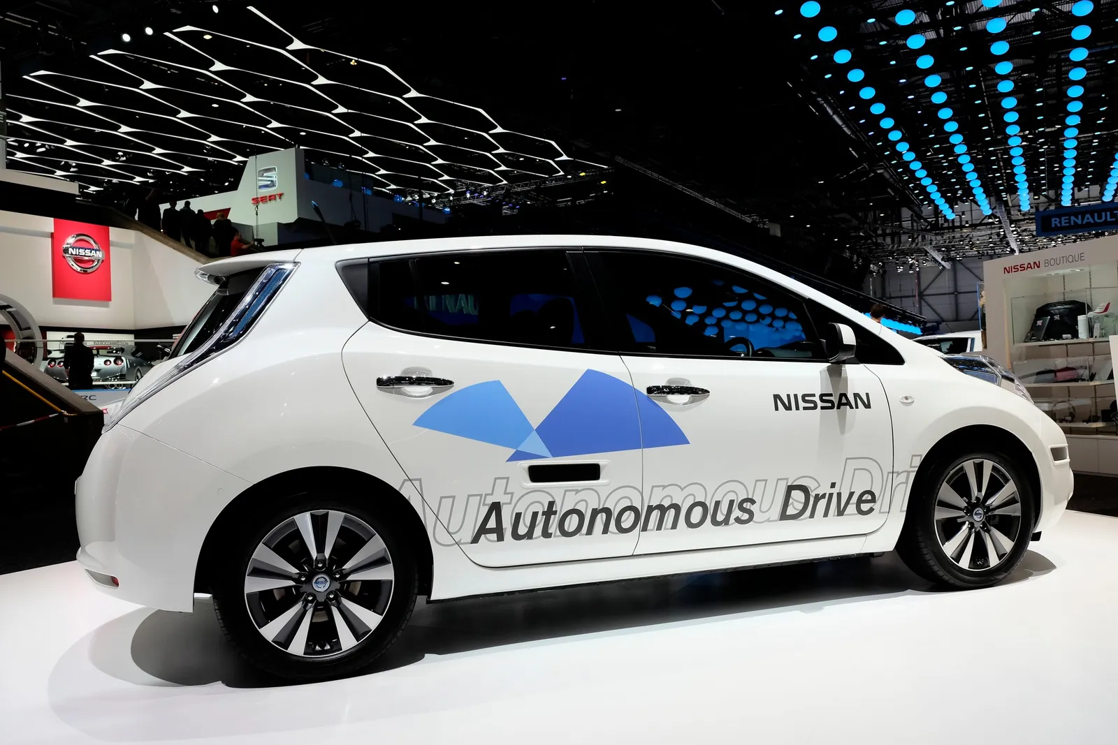 Autonom fahrendes Elektroauto von Nissan besteht seine Fahrprüfung + Video