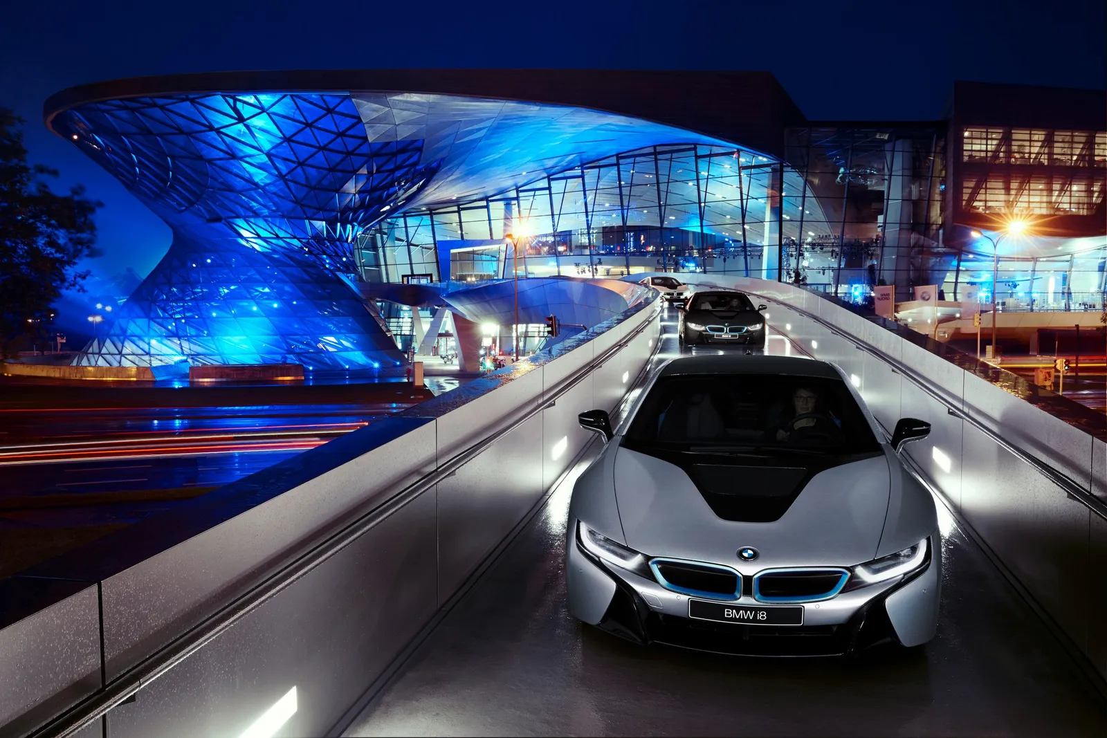 Die ersten 8 Exemplare des Plug-In Hybridauto BMW i8 wurden an ihre neuen Besitzer übergeben