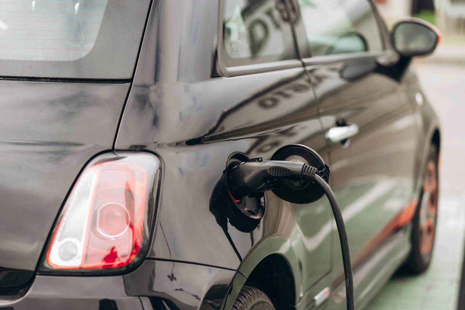 Symbolbild: Elektroauto Fiat 500e siegt im Reichweitenvergleich