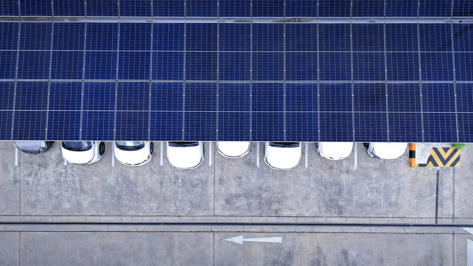 Symbolbild: Elektroauto mit Sonnenstrom aufladen - Seat nimmt Solarcarport in Betrieb