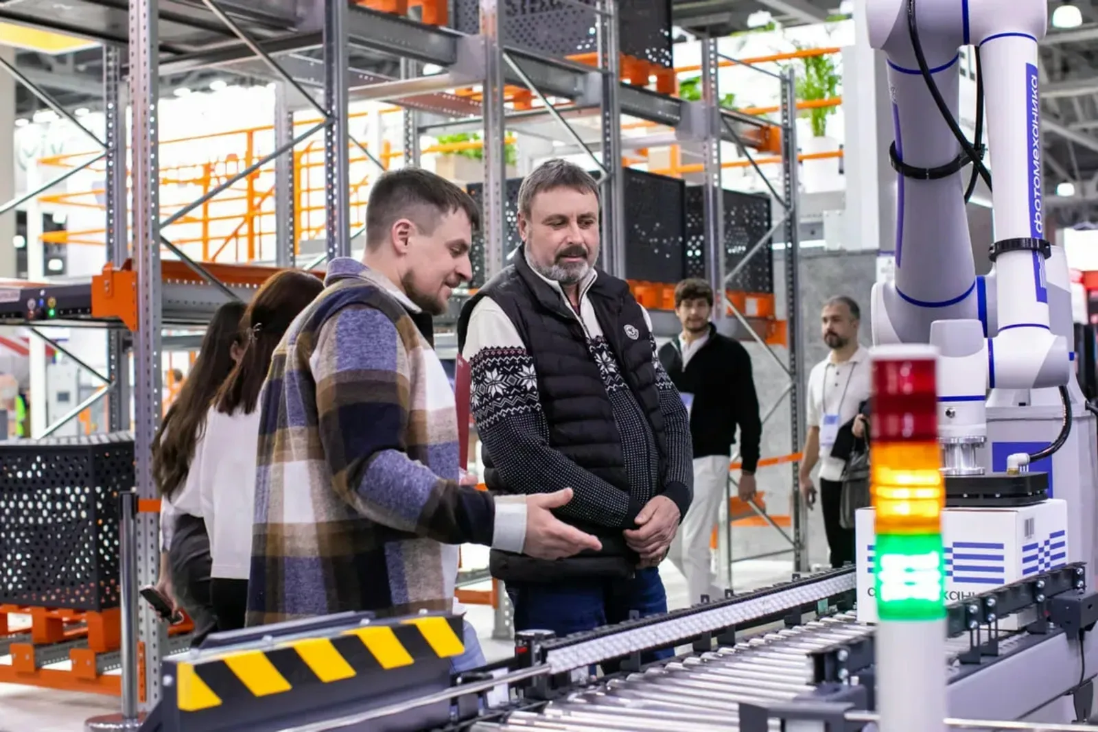 Symbolbild: Hannover Messe: Elektroautos automatisch aufladen (mit Video)
