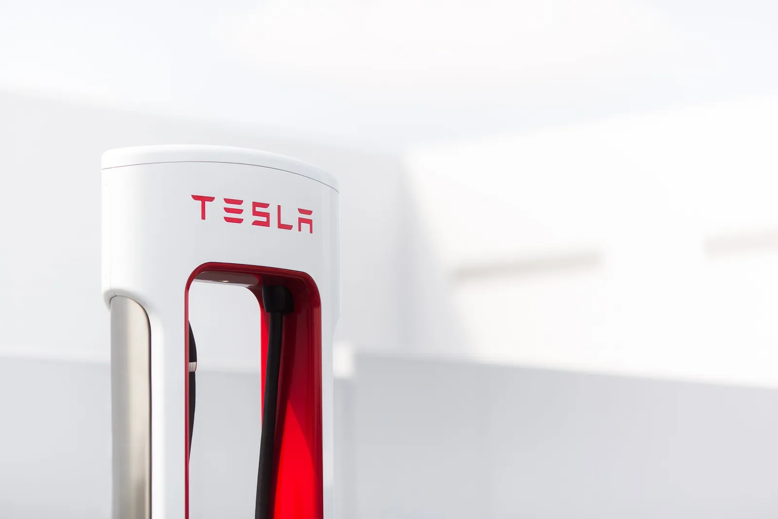 In Mexiko geht ein Elektroauto vom Typ Tesla Model S nach einem schweren Unfall in Flammen auf + Video