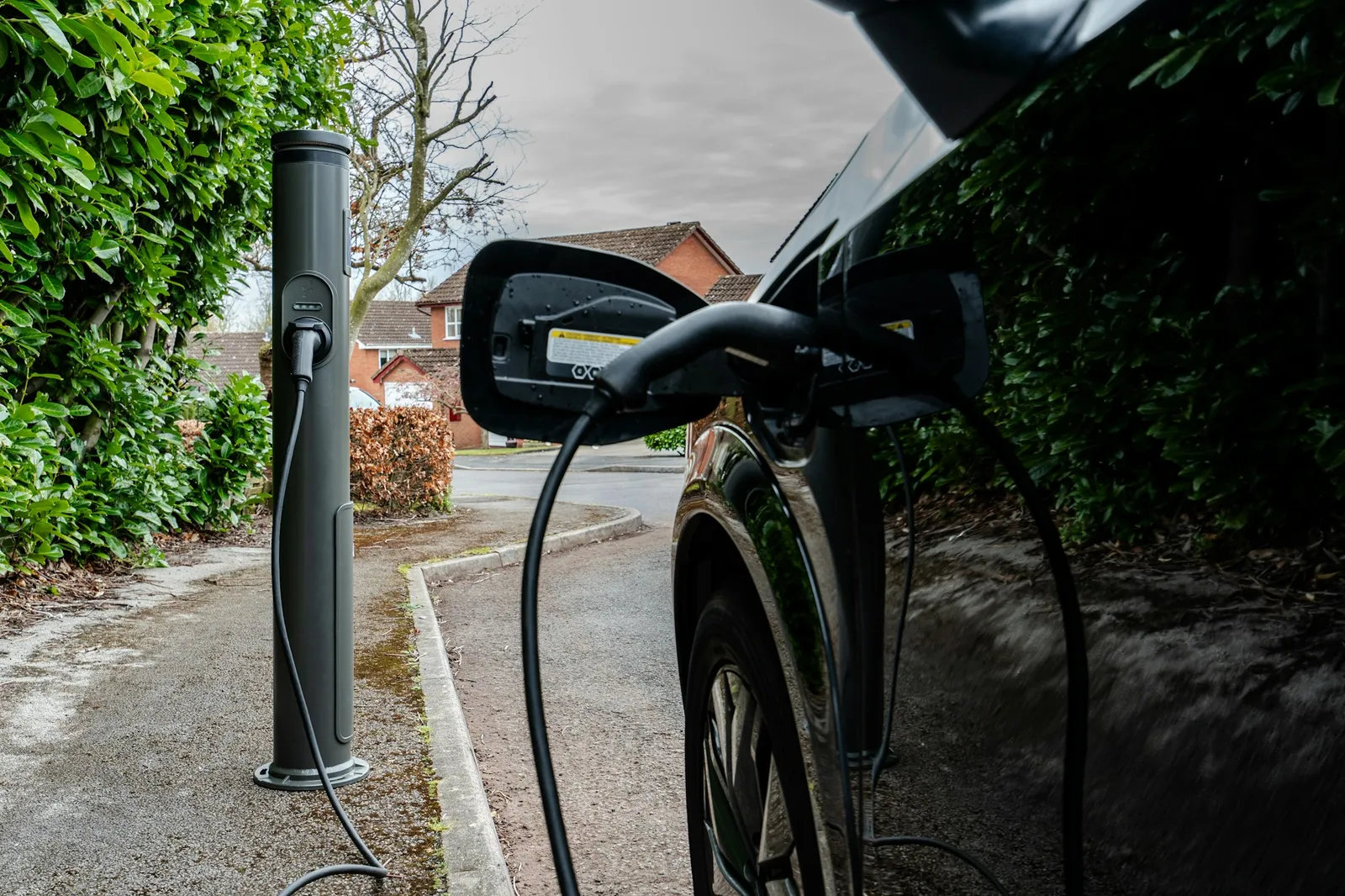 Symbolbild: Ladestation für Elektroautos enthält auch Lebensretter
