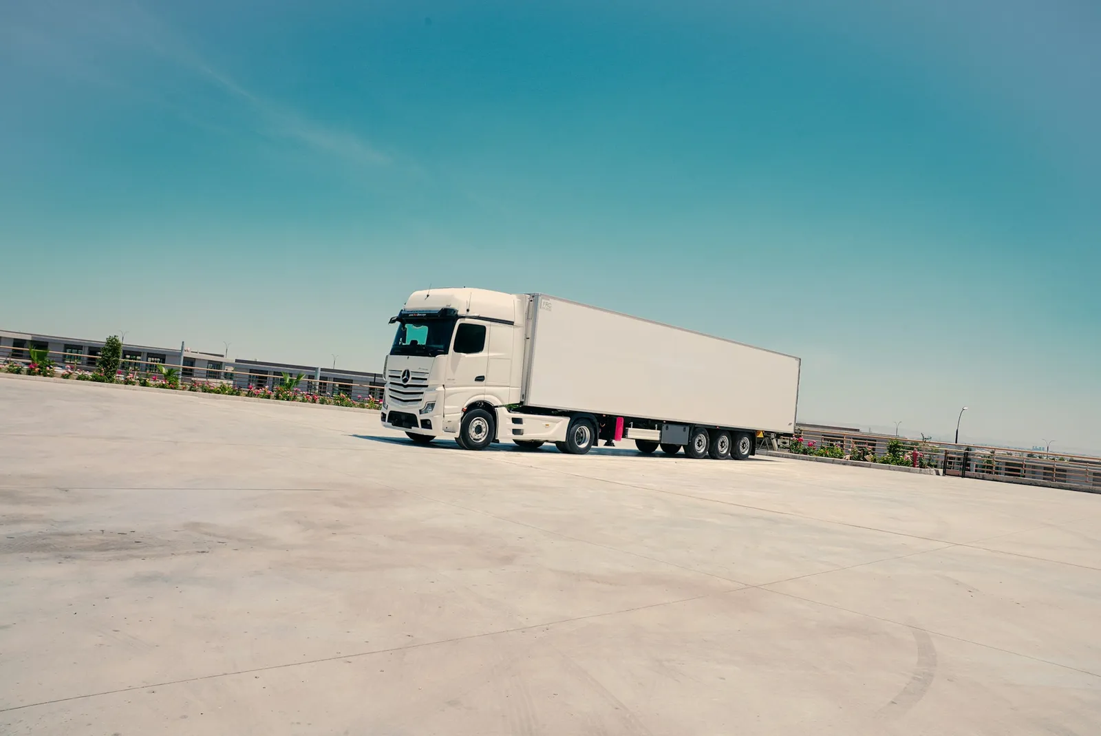 Symbolbild: Mercedes-Benz präsentiert Elektro-LKW mit einer Reichweite von 200 Kilometern