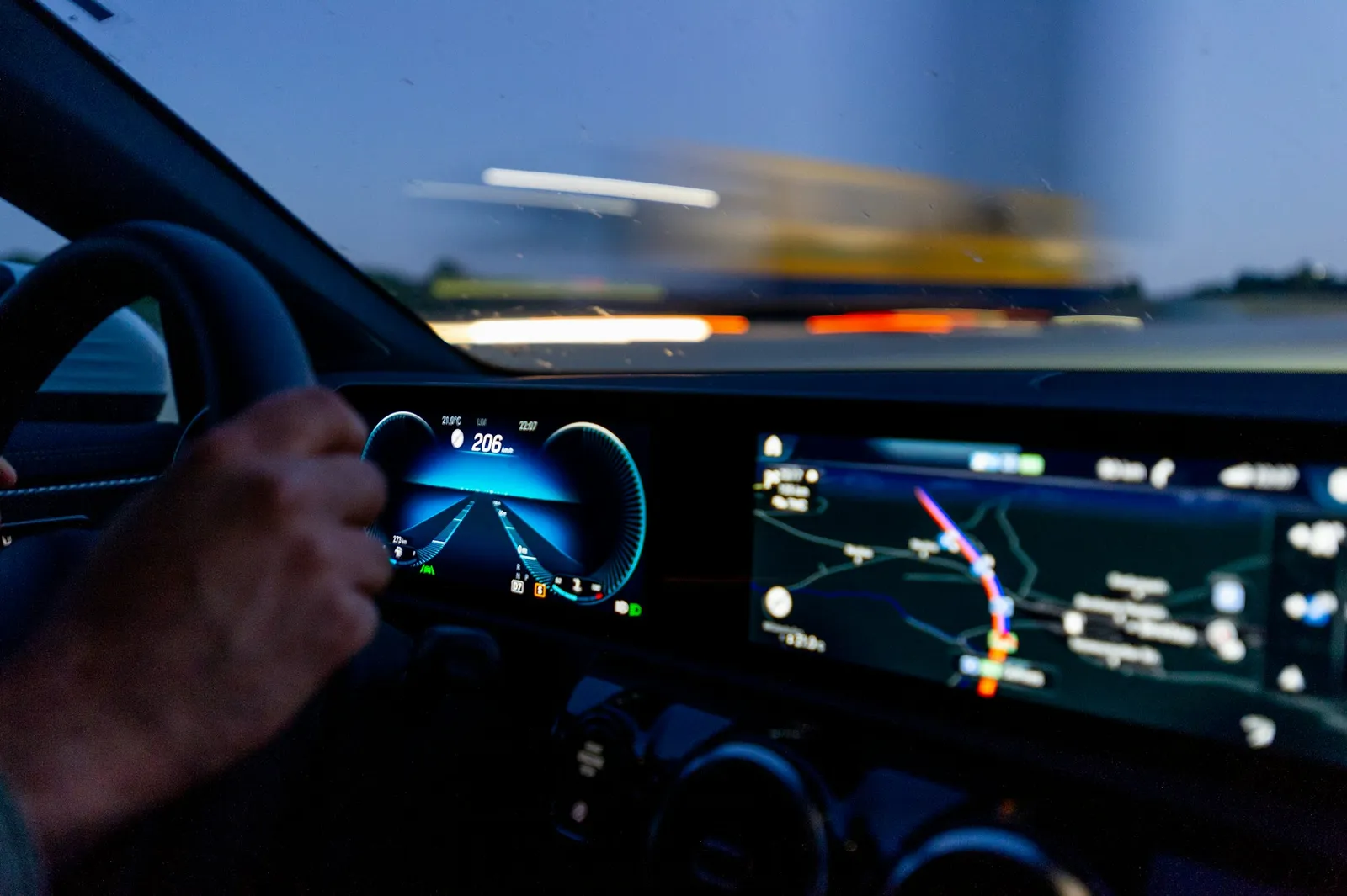 Symbolbild: Navi und Entertainmentgerät speziell für Elektroautos
