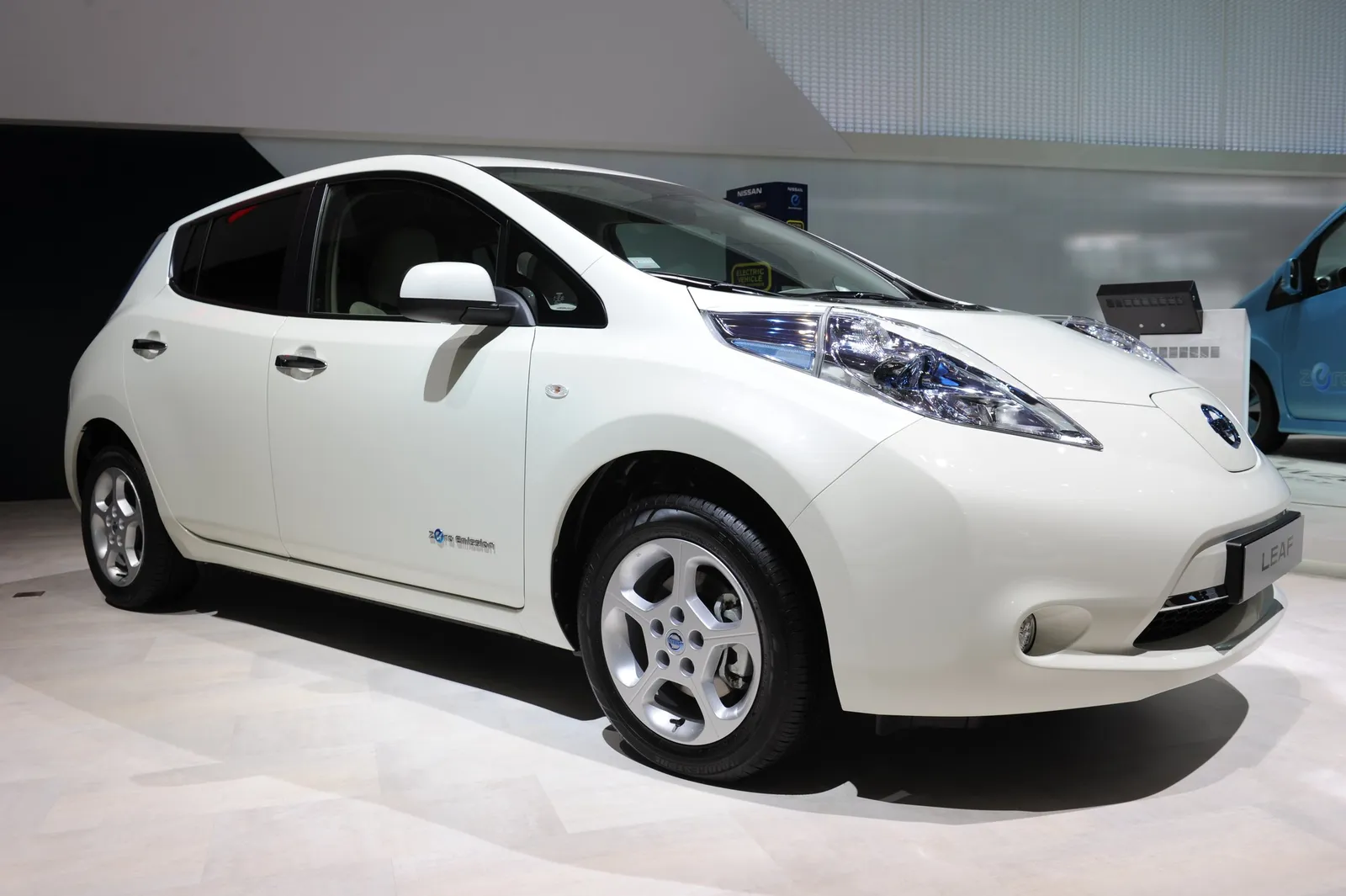 Nissans neustes Elektroauto lädt kabellos auf und findet den Ladepunkt