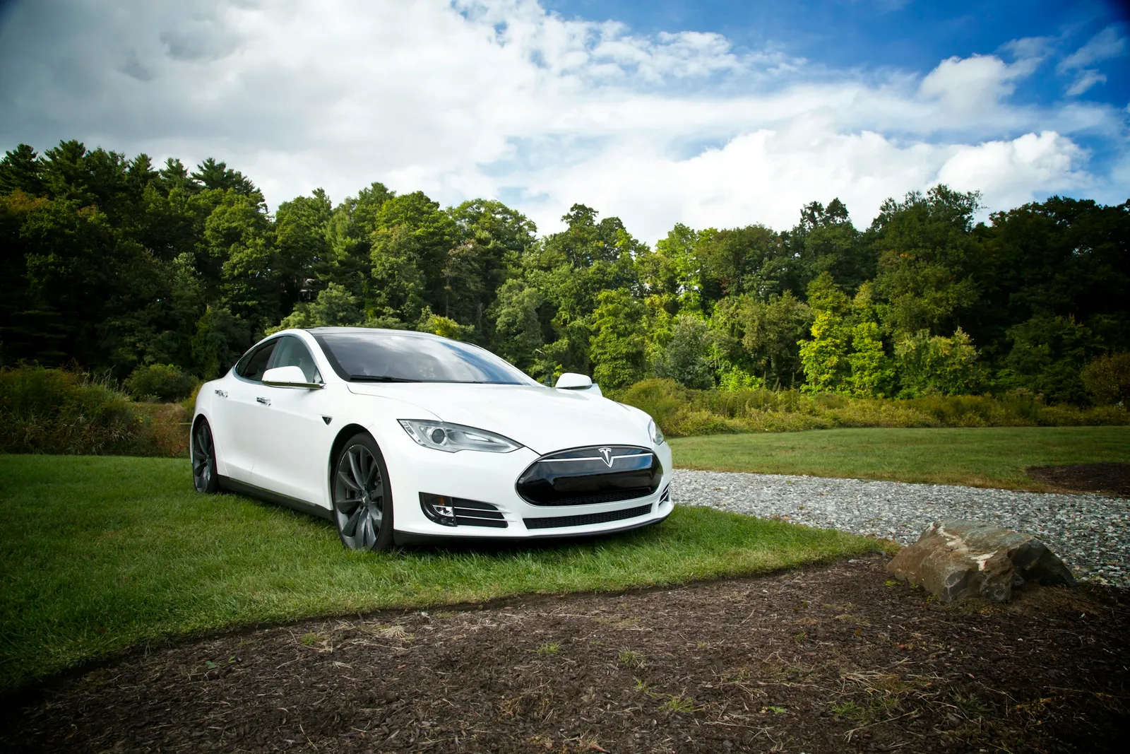 Symbolbild: Video: Elektroauto Tesla Model S wird während des Abschleppens aufgeladen