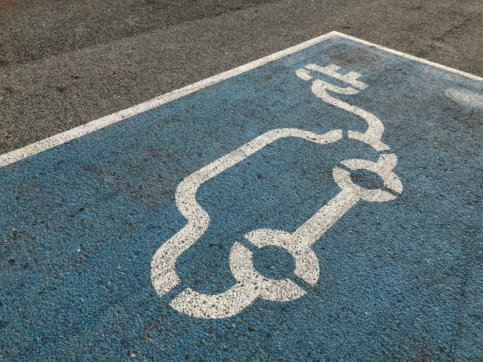 Symbolbild: Wer auf Parkplätzen für Elektroautos mit einem Verbrenner parkt soll 95 Euro Strafe zahlen