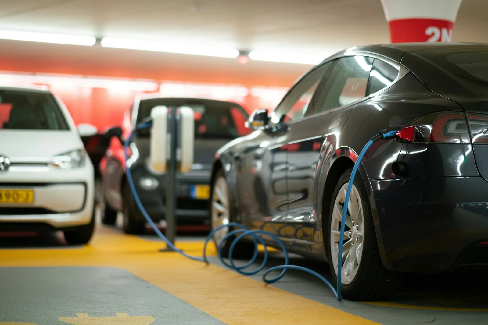 Symbolbild: Wer in Hamburg eine Ladestation für Elektroautos zuparkt, wird abgeschleppt